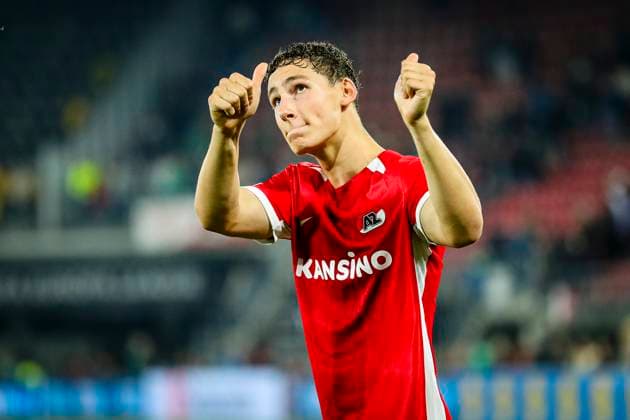 ALKMAAR - 25-09-2024, AFAS Stadium. UEFA Europa League, season 2024 2025 during the match AZ - Elfsborg. Final score 3-2. AZ player Ruben van Bommel celebrating the win.. fotboll football soccer fotball uefa europa league az alkmaar elfsborg bbeng Copyright: SONNYxLENSEN BB240925ZX008