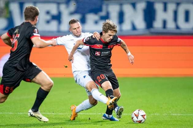 Valdemar Byskov, FC Midtjylland (20) vies for the ball with Pavel Kaderabek, Hoffenheim during their the UEFA Europa League match at MCH Arena in Herning on Wednesday, September 25, 2024. , Herning Denmark Mors Copyright: BoxAmrstrupx xRitzauxScanpix BoxAmstrupx spdk20240925-231927-L