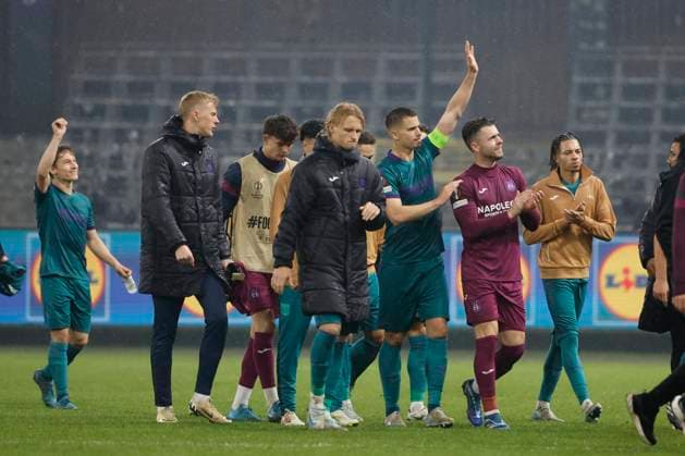 RSC Anderlecht v Ferencvaros - UEFA Europa League ANDERLECHT, BELGIUM - SEPTEMBER 25 : Players of RSC Anderlecht celebrating with fans after the game pictured during the UEFA Europa League match, League phase - Matchday 1, between RSC Anderlecht and Ferencvaros on September 25, 2024 in Anderlecht, Belgium, 25 09 2024 Anderlecht Belgium  Copyright: xJanxDexMeuleneirx