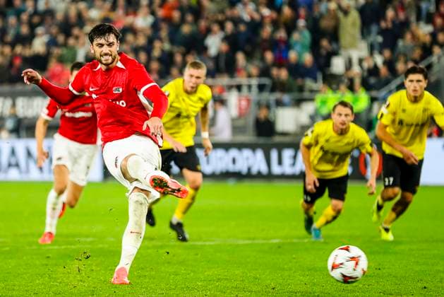 ALKMAAR - 25-09-2024, AFAS Stadium. UEFA Europa League, season 2024 2025 during the match AZ - Elfsborg. AZ player Troy Parrot scores penalty. fotboll football soccer fotball uefa europa league az alkmaar elfsborg bbeng Copyright: SONNYxLENSEN BB240925ZG011