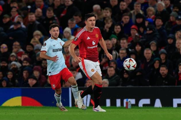 Manchester United, ManU v FC Twente Europa League 25 09 2024. Harry Maguire (5) of Manchester United passes the ball during the Europa League match between Manchester United and FC Twente at Old Trafford, Manchester, England on 25 September 2024. Manchester Old Trafford Greater Manchester England Editorial use only , Copyright: xConorxMolloyx PSI-20476-0066