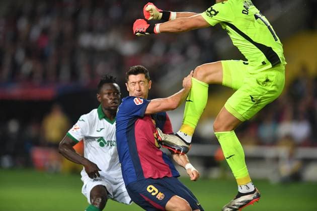 Sport Themen der Woche KW39 FC Barcelona, Barca v GETAFE CF. OLIMPIC STADIUM LLUIS COMPANYS. MONTJUIC,BARCELONA. September 25,2024 FC BARCELONA vs GETAFE CF. September 25,2024 Robert Lewandowski (9) of FC Barcelona crashes with David Soria (13), goalkeeper of Getafe CF during the match between FC Barcelona and Getafe CF corresponding to the seventh day of La Liga EA Sports at Olimpic Stadium Lluis Companys of Montjuic in Barcelona, Spain. Barcelona ESP Copyright: xS.xRosx