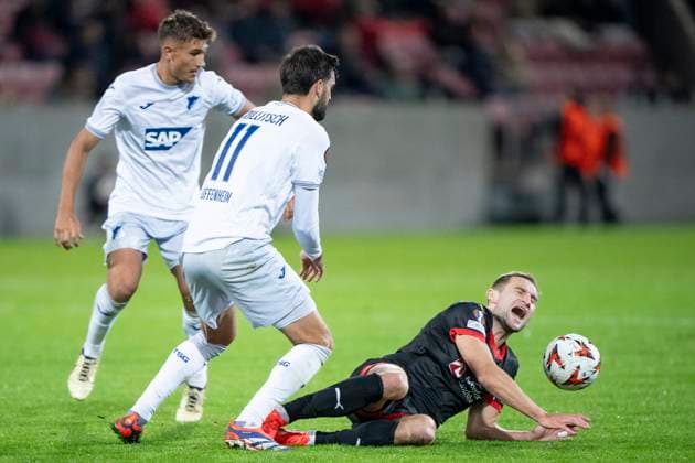 Jan Kuchta, FC Midtjylland (R) vies for the ball with Hoffenheim s Florian Grillitsch (11) and Tom Bischof during the UEFA Europa League match between FC Midtjylland and TSG 1899 Hoffenheim at MCH Arena in Herning Wednesday, September 25, 2024. , Herning Denmark Mors Copyright: BoxAmrstrupx xRitzauxScanpix BoxAmstrupx spdk20240925-232932-L