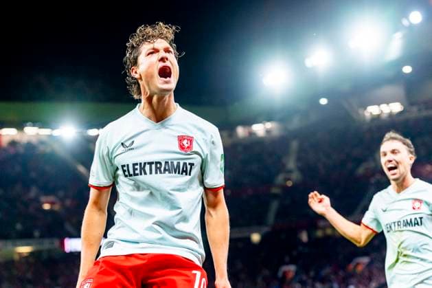 Sport Themen der Woche KW39 MANCHESTER, Stadium Old Trafford, 25-09-2024 , season 2024 2025, UEFA FIFA internationaal during the match Manchester United, ManU - Twente FC Twente player Sam Lammers scores 1-1 celebration FC Twente player Youri Regeer Manchester United - Twente  x26340444x Copyright: