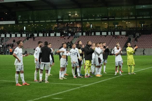 Europa League, FC Midtjylland vs TSG 1899 Hoffenheim 26.09.2024, MCH Arena, Herning, Europa League, FC Midtjylland vs TSG 1899 Hoffenheim , im Bild Die Hoffenheimer Spieler feiern den gewonnen Punkt mit den mitgereisten Fans. Herning MCH Arena Dänemark