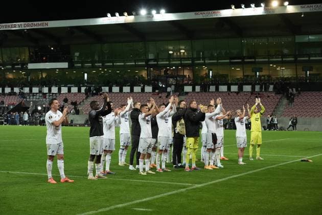 Europa League, FC Midtjylland vs TSG 1899 Hoffenheim 26.09.2024, MCH Arena, Herning, Europa League, FC Midtjylland vs TSG 1899 Hoffenheim , im Bild Die Hoffenheimer Spieler feiern den gewonnen Punkt mit den mitgereisten Fans. Herning MCH Arena Dänemark