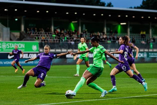 UEFA Women’s Champions League: VfL Wolfsburg - Fiorentina Women s FC; 25.09.2024 Zweikampf Stephanie Breitner (Fiorentina Women s FC, 6), Sveindis Jonsdottir (VfL Wolfsburg, 23), Maria Luisa Filangeri (Fiorentina Women s FC, 85) UEFA Women’s Champions League: VfL Wolfsburg - Fiorentina Women s FC; Wolfsburg, AOK Stadion am 25.09.2024 Copyright: xBEAUTIFULxSPORTS Wunderlx