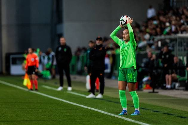 UEFA Women’s Champions League: VfL Wolfsburg - Fiorentina Women s FC; 25.09.2024 Nuria Rabano (VfL Wolfsburg, 14) Einwurf UEFA Women’s Champions League: VfL Wolfsburg - Fiorentina Women s FC; Wolfsburg, AOK Stadion am 25.09.2024 Copyright: xBEAUTIFULxSPORTS Wunderlx