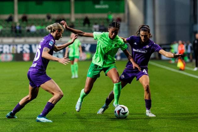 UEFA Women’s Champions League: VfL Wolfsburg - Fiorentina Women s FC; 25.09.2024 Zweikampf Kaja Erzen (Fiorentina Women s FC, 16), Sveindis Jonsdottir (VfL Wolfsburg, 23), Agnese Bonfantini (Fiorentina Women s FC, 4) UEFA Women’s Champions League: VfL Wolfsburg - Fiorentina Women s FC; Wolfsburg, AOK Stadion am 25.09.2024 Copyright: xBEAUTIFULxSPORTS Wunderlx