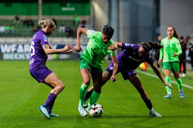 UEFA Women’s Champions League: VfL Wolfsburg - Fiorentina Women s FC; 25.09.2024 Zweikampf Kaja Erzen (Fiorentina Women s FC, 16), Sveindis Jonsdottir (VfL Wolfsburg, 23), Agnese Bonfantini (Fiorentina Women s FC, 4) UEFA Women’s Champions League: VfL Wolfsburg - Fiorentina Women s FC; Wolfsburg, AOK Stadion am 25.09.2024 Copyright: xBEAUTIFULxSPORTS Wunderlx