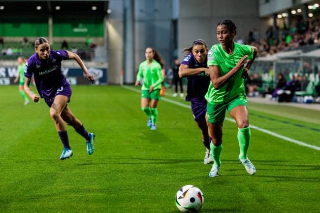 UEFA Women’s Champions League: VfL Wolfsburg - Fiorentina Women s FC; 25.09.2024 Zweikampf Kaja Erzen (Fiorentina Women s FC, 16), Sveindis Jonsdottir (VfL Wolfsburg, 23), Agnese Bonfantini (Fiorentina Women s FC, 4) UEFA Women’s Champions League: VfL Wolfsburg - Fiorentina Women s FC; Wolfsburg, AOK Stadion am 25.09.2024 Copyright: xBEAUTIFULxSPORTS Wunderlx