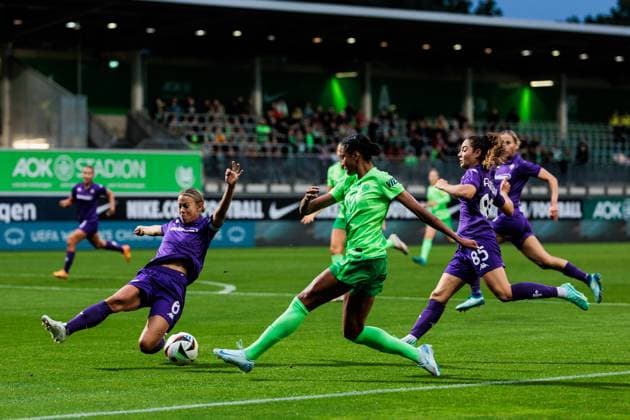 UEFA Women’s Champions League: VfL Wolfsburg - Fiorentina Women s FC; 25.09.2024 Zweikampf Stephanie Breitner (Fiorentina Women s FC, 6), Sveindis Jonsdottir (VfL Wolfsburg, 23), Maria Luisa Filangeri (Fiorentina Women s FC, 85) UEFA Women’s Champions League: VfL Wolfsburg - Fiorentina Women s FC; Wolfsburg, AOK Stadion am 25.09.2024 Copyright: xBEAUTIFULxSPORTS Wunderlx