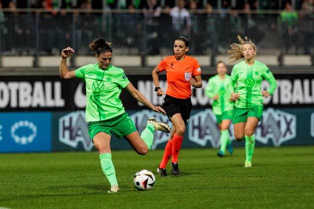 UEFA Women’s Champions League: VfL Wolfsburg - Fiorentina Women s FC; 25.09.2024 Chantal Hagel (VfL Wolfsburg, 7) im Schuss UEFA Women’s Champions League: VfL Wolfsburg - Fiorentina Women s FC; Wolfsburg, AOK Stadion am 25.09.2024 Copyright: xBEAUTIFULxSPORTS Wunderlx