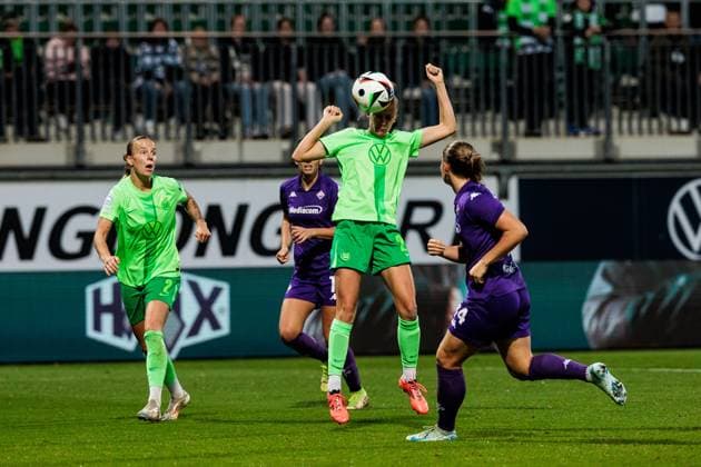 UEFA Women’s Champions League: VfL Wolfsburg - Fiorentina Women s FC; 25.09.2024 Kopfball Vivien Endemann (VfL Wolfsburg, 25) UEFA Women’s Champions League: VfL Wolfsburg - Fiorentina Women s FC; Wolfsburg, AOK Stadion am 25.09.2024 Copyright: xBEAUTIFULxSPORTS Wunderlx