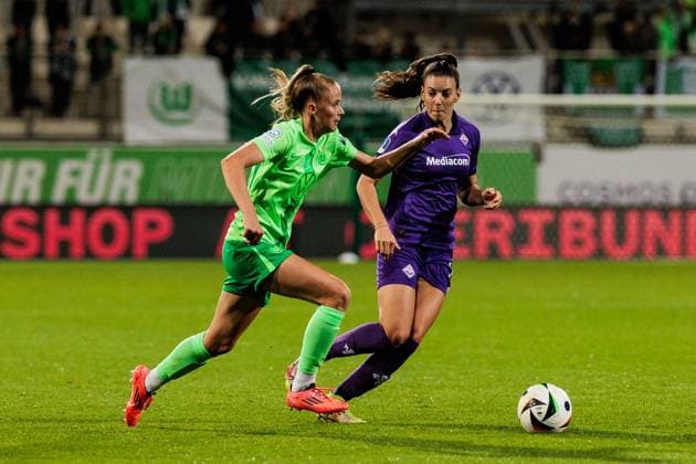 UEFA Women’s Champions League: VfL Wolfsburg - Fiorentina Women s FC; 25.09.2024 Zweikampf Vivien Endemann (VfL Wolfsburg, 25), Martina Toniolo (Fiorentina Women s FC, 14) UEFA Women’s Champions League: VfL Wolfsburg - Fiorentina Women s FC; Wolfsburg, AOK Stadion am 25.09.2024 Copyright: xBEAUTIFULxSPORTS Wunderlx