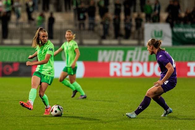 UEFA Women’s Champions League: VfL Wolfsburg - Fiorentina Women s FC; 25.09.2024 Zweikampf Vivien Endemann (VfL Wolfsburg, 25), Agnese Bonfantini (Fiorentina Women s FC, 4) UEFA Women’s Champions League: VfL Wolfsburg - Fiorentina Women s FC; Wolfsburg, AOK Stadion am 25.09.2024 Copyright: xBEAUTIFULxSPORTS Wunderlx