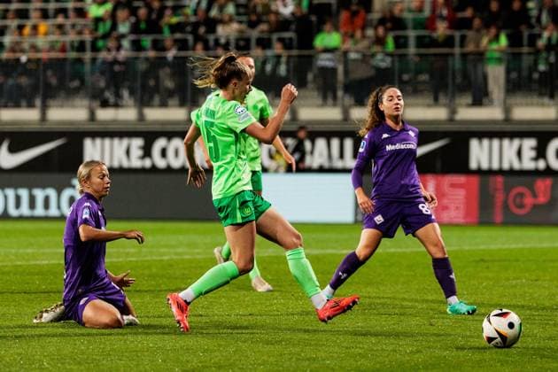 UEFA Women’s Champions League: VfL Wolfsburg - Fiorentina Women s FC; 25.09.2024 Zweikampf Stephanie Breitner (Fiorentina Women s FC, 6), Vivien Endemann (VfL Wolfsburg, 25) UEFA Women’s Champions League: VfL Wolfsburg - Fiorentina Women s FC; Wolfsburg, AOK Stadion am 25.09.2024 Copyright: xBEAUTIFULxSPORTS Wunderlx