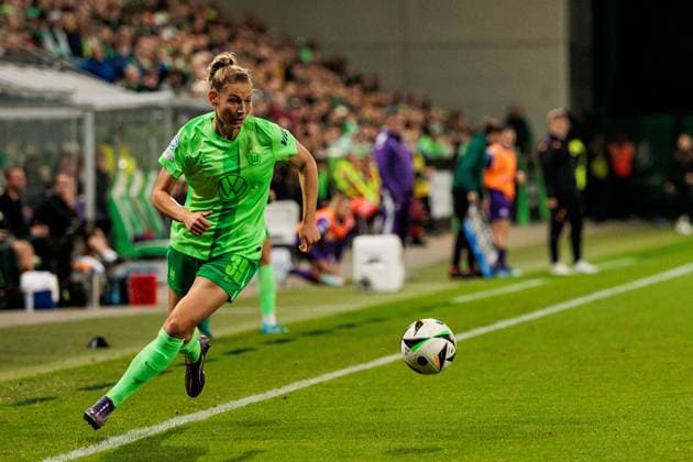 UEFA Women’s Champions League: VfL Wolfsburg - Fiorentina Women s FC; 25.09.2024 Sarai Linder (VfL Wolfsburg, 39) am Ball UEFA Women’s Champions League: VfL Wolfsburg - Fiorentina Women s FC; Wolfsburg, AOK Stadion am 25.09.2024 Copyright: xBEAUTIFULxSPORTS Wunderlx