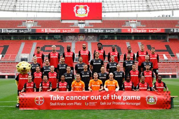 Leverkusen, Deutschland, Germany 1. Fussball Bundesliga, Mannschaftsfoto am 25. 09. 2024 in der Bay-Arena in Leverkusen Bayer 04 Leverkusen; 1.BL, Porträttermin 204 2025, Mannschaftsfoto,hi.Reihe v. li. : Piero Martin HINCAPIE (LEV) ; Robert ANDRICH (LEV); Victor BONIFACE (LEV); Jonathan TAH (LEV); Edmond TAPSOBA (LEV); Nordi MUKIELE (LEV); Jeanuel BELOCIAN (LEV); Patrik SCHICK (LEV); Exequiel PALACIOS (LEV); 3.Reihe v.li.: Sportwissenschaftlerin Prisca VOLMARY ; Athletiktrainer Daniel JOUVIN ; Athletiktrainer Ismael Camenforte LOPEZ ; Athletiktrainer Jonas RATH ; Athletiktrainer Markus MÜLLER ; Co-Trainer Analyse Marcel DAUM ; Analyst Lizenzspielerabteilung Simon LACKMANN ; Leiter Sportwissenschaft und Athletik Dr. Malte KRÜGER ; 2.Reihe v.li.: Jonas HOFMANN (LEV); Florian WIRTZ (LEV); Co-Trainer Alberto ENCINAS (LEV); Trainer Xabi ALONSO (LEV); Co-Trainer Sebastian PARRILLA (LEV); Torwarttrainer David THIEL ; Granit XHAKA (LEV); Martin TERRIER (LEV); 1.Reihe v.li.: Alejandro GRIMALDO (LEV); Aleix GARCIA (LEV) ; Amine ADLI (LEV) ; Matej KOVAR (LEV) ; Torwart Lukas HRADECKY (LEV) ; Niklas LOMB (LEV) ; Jeremie FRIMPONG (LEV) ; ARTHUR (LEV) ; Nathan TELLA (LEV) Photo: Norbert Schmidt, Duesseldorf