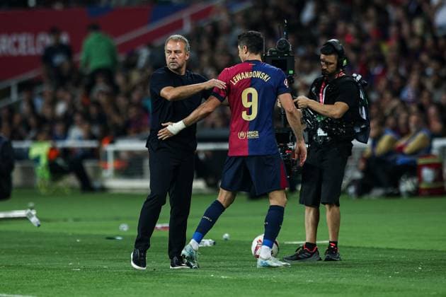 Robert Lewandowski FC Barcelona, Barca talks with Hansi Flick (FC Barcelona) during the LaLiga match between FC Barcelona and Getafe CF at Olimpic Lluis Companys on September 25, 2024 in Barcelona, Spain. (Photo by Xavi Bonilla DeFodi Images) Defodi-674_20240925_XB3_5647_1