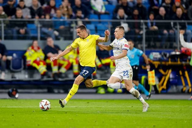 Hamburg, 25. September 2024 - Fußball, UEFA Europa League 2024 25, Dynamo Kiew - Lazio Rom: Adam Marusic (Lazio Rom, 77), Vladyslav Kabaiev (Dynamo Kiew, 22)