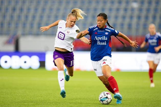 Oslo, Norway, September 25th 2024: Ylinn Tennebo (15 Valerenga) and Sarah Wijnants (11 Anderlecht) battle for the ball during the UEFA Womens Champions League round 2 football match between Valerenga and Anderlecht at Intility Arena in Oslo, Norway. (Ane Frosaker SPP) Copyright: xAnexFrosakerx xSPPx spp-en-AnFrSp-_F_27920