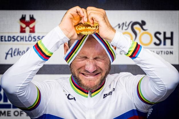 Bilder des Jahres 2024, Sport 09 September Sport Themen der Woche KW39 Sport Bilder des Tages Belgian Maxime Hordies celebrates on the podium wearing the rainbow jersey and the gold medal, after winning the Men road race in the H1-H2 category at the 2024 UCI Road and Para-Cycling Road World Championships, Thursday 26 September 2024, in Zurich, Switzerland. The Worlds are taking place from 21 to 29 September. JASPERxJACOBS  x101412902x