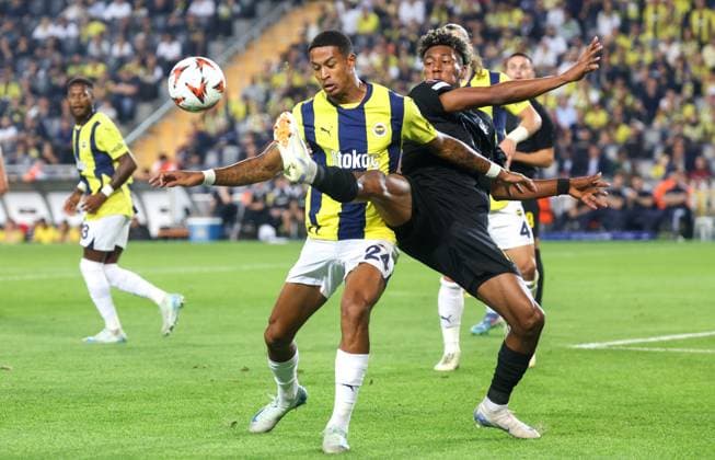 Fenerbahce s Jayden Oosterwolde and Union s Kevin Rodriguez fight for the ball during a soccer game between Turkish Fenerbahce SK and Belgian Royale Union Saint-Gilloise in Istanbul, Turkey on Thursday 26 September 2024, on the opening day of the League phase of the UEFA Europa League tournament. VIRGINIExLEFOUR  x101439872x