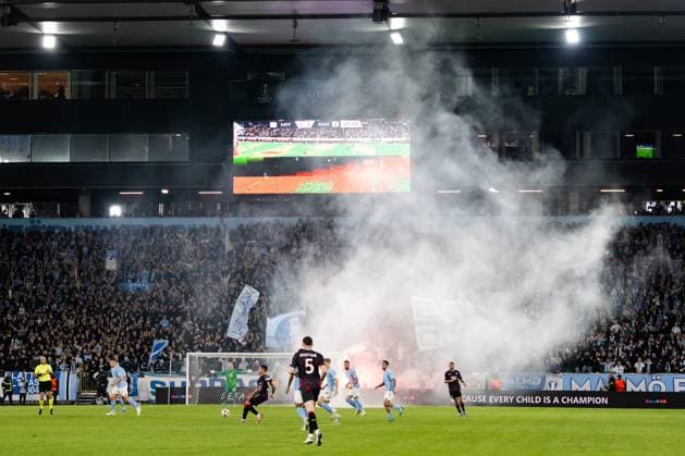 240926 Fans of Malmö FF during the UEFA Europa League football match between Malmö FF and Rangers on September 26, 2024 in Malmö. Photo: Petter Arvidson BILDBYRAN kod PA PA0884 fotboll football soccer fotball uefa europa league malmö ff rangers bbeng bengal pyroteknik publik Copyright: PETTERxARVIDSON BB240926PA077