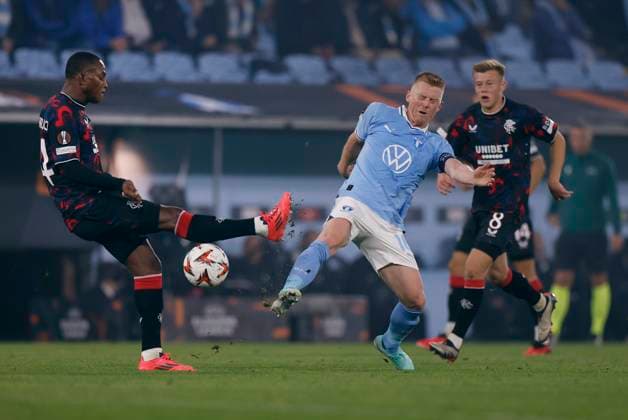 MALMÖ, SVERIGE 20240926 Rangers Neraysho Kasanwirjo och Malmös Anders Christiansen i kamp om bollen under torsdagens fotbollsmatch i Europa League mellan Malmö FF och Rangers FC pa Eleda Stadion ( Nya Malmö Stadion). MALMÖ SVERIGE x10600x