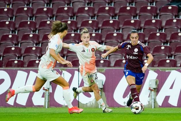 26.09.2024, Geneva, Stade de Geneve, UEFA Women s Champions League: Servette FC Chenois Feminin - AS Roma, 24 Joana Marchao (Servette FC Chenois Feminin) battles for the ball Geneva Stade de Geneve Geneva Switzerland Copyright: xJustPictures.ch DanielaxPorcellix