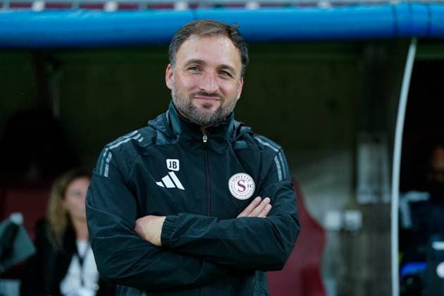 26.09.2024, Geneva, Stade de Geneve, UEFA Women s Champions League: Servette FC Chenois Feminin - AS Roma, coach Jose Barcala (Servette FC Chenois Feminin) looks on Geneva Stade de Geneve Geneva Switzerland Copyright: xJustPictures.ch DanielaxPorcellix
