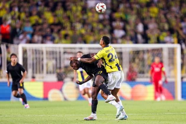 Fenerbahce SK v Royale Union Saint-Gilloise - UEFA Europa League ISTANBUL, TURKEY - SEPTEMBER 26 : Oosterwolde Jayden defender of Fenerbahce SK battles for the ball with Sadiki Noah defender of Royale Union Saint-Gilloise during the UEFA Europa League phase matchday 1 match between Fenerbahce SK and Royale Union Saint-Gilloise on September 26, 2024 in Istanbul, Turkey, 26 09 2024  Copyright: xTomasxSiskx