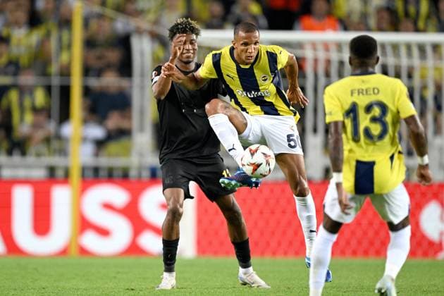 ISTANBUL - Kevin Rodriguez of Royale Union Saint-Gilloise, Rodrigo Becao of Fenerbahce SK during the UEFA Europa League match between Fenerbahce AS and R. Union Saint-Gilloise at Ulker Fenerbahce Sukru Saracoglu stadium on Sept. 26, 2024 in Istanbul, Turkey. ANP Hollandse Hoogte UEFA Europa League 2024 25 2024 25 xVIxANPxSportx xGerritxvanxKeulenxIVx 509433536 originalFilename: 509433536.jpg