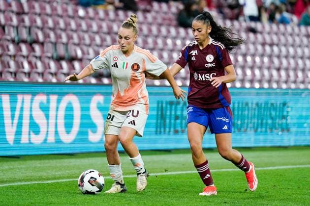 26.09.2024, Geneva, Stade de Geneve, UEFA Women s Champions League: Servette FC Chenois Feminin - AS Roma, 7 Imane Saoud (Servette FC Chenois Feminin) and Giada Greggi (20 Roma) battle for the ball (duel) Geneva Stade de Geneve Geneva Switzerland Copyright: xJustPictures.ch DanielaxPorcellix