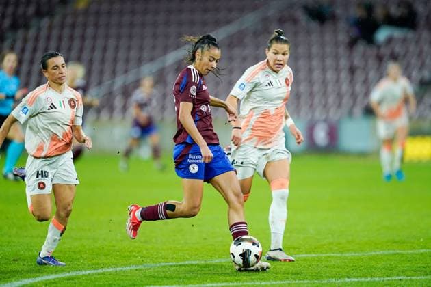 26.09.2024, Geneva, Stade de Geneve, UEFA Women s Champions League: Servette FC Chenois Feminin - AS Roma, 7 Imane Saoud (Servette FC Chenois Feminin) shoots the ball and scores a goal Geneva Stade de Geneve Geneva Switzerland Copyright: xJustPictures.ch DanielaxPorcellix