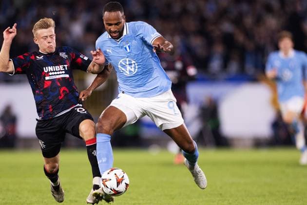 MALMÖ, SVERIGE 20240926 Rangers Cyriel Dessers och Malmös Isaac Kiese Thelin i kamp om bollen under torsdagens fotbollsmatch i Europa League mellan Malmö FF och Rangers FC pa Eleda Stadion ( Nya Malmö Stadion). MALMÖ SVERIGE x10600x