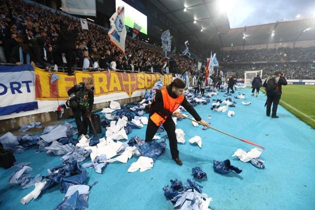 Bilder des Jahres 2024, Sport 09 September Sport Themen der Woche KW39 Sport Bilder des Tages A steward seen raking paper and foil signs in the opening minutes of the match Malmo v Rangers, UEFA Europa League, Group Stage, Football, Eleda Stadion, Malmo, Sweden, 26 Sep 2024 EDITORIAL USE ONLY No use with unauthorised audio, video, data, fixture lists, club league logos or live services. Online in-match use limited to 120 images, no video emulation. No use in betting, games or single club league player publications.  Copyright: xMichaelxZemanek Shutterstockx 14739047ab