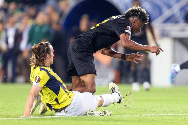 Sport Bilder des Tages Fenerbahce SK v Royale Union Saint-Gilloise - UEFA Europa League ISTANBUL, TURKEY - SEPTEMBER 26 : Rodriguez Cortez Kevin Jose forward of Royale Union Saint-Gilloise battles for the ball with Soyuncu Caglar defender of Fenerbahce SK during the UEFA Europa League phase matchday 1 match between Fenerbahce SK and Royale Union Saint-Gilloise on September 26, 2024 in Istanbul, Turkey, 26 09 2024  Copyright: xTomasxSiskx