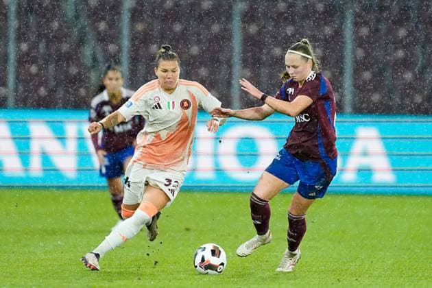 26.09.2024, Geneva, Stade de Geneve, UEFA Women s Champions League: Servette FC Chenois Feminin - AS Roma, Elena Linari (32 Roma) and Rimante Jonusaite (Servette) battle for the ball (duel) Geneva Stade de Geneve Geneva Switzerland Copyright: xJustPictures.ch DanielaxPorcellix
