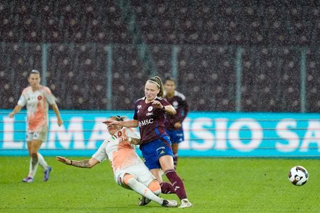 26.09.2024, Geneva, Stade de Geneve, UEFA Women s Champions League: Servette FC Chenois Feminin - AS Roma, Elena Linari (32 Roma) and Rimante Jonusaite (Servette) battle for the ball (duel) Geneva Stade de Geneve Geneva Switzerland Copyright: xJustPictures.ch DanielaxPorcellix