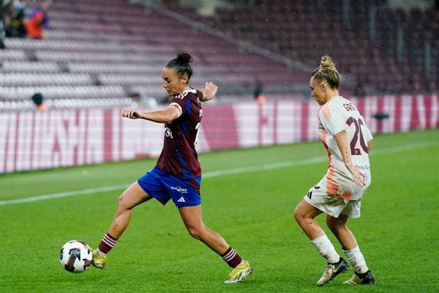 26.09.2024, Geneva, Stade de Geneve, UEFA Women s Champions League: Servette FC Chenois Feminin - AS Roma, 8 Paula Serrano (Servette FC Chenois Feminin) and Giada Greggi (20 Roma) battle for the ball (duel) Geneva Stade de Geneve Geneva Switzerland Copyright: xJustPictures.ch DanielaxPorcellix