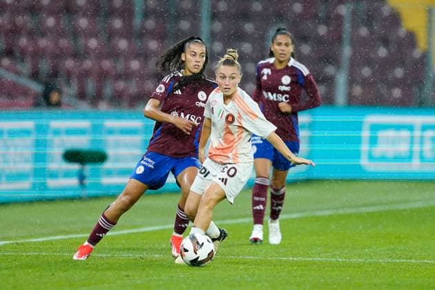 26.09.2024, Geneva, Stade de Geneve, UEFA Women s Champions League: Servette FC Chenois Feminin - AS Roma, 7 Imane Saoud (Servette FC Chenois Feminin) and Giada Greggi (20 Roma) battle for the ball (duel) Geneva Stade de Geneve Geneva Switzerland Copyright: xJustPictures.ch DanielaxPorcellix
