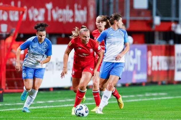 ENSCHEDE, Stadium De Grolsch Veste, 26-09-2024 , season 2024 2025 , UEFA Women Champions League Qualification. during the match Twente - Osijek (women), ZNK Osijek player Ivana Kirilenko FC Twente player Jaimy Ravensbergen Twente - Osijek (women)  x26342292x Copyright: