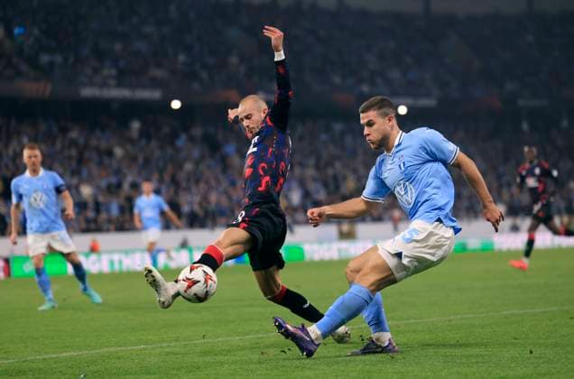 MALMÖ, SVERIGE 20240926 Rangers Vaclav Cerny och Malmös Gabriel Busanello i kamp om bollen under torsdagens fotbollsmatch i Europa League mellan Malmö FF och Rangers FC pa Eleda Stadion ( Nya Malmö Stadion). MALMÖ SVERIGE x10600x