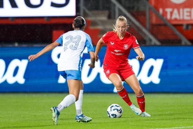 ENSCHEDE, Stadium De Grolsch Veste, 26-09-2024 , season 2024 2025 , UEFA Women Champions League Qualification. during the match Twente - Osijek (women), ZNK Osijek player Veronica Garcia FC Twente player Ella Peddemors Twente - Osijek (women)  x26342427x Copyright: