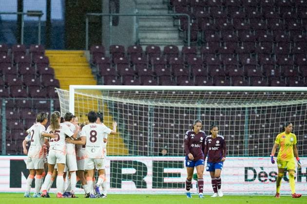 26.09.2024, Geneva, Stade de Geneve, UEFA Women s Champions League: Servette FC Chenois Feminin - AS Roma, Players of Servette look dejected and disappointed after AS Roma celebrates a goal Geneva Stade de Geneve Geneva Switzerland Copyright: xJustPictures.ch DanielaxPorcellix