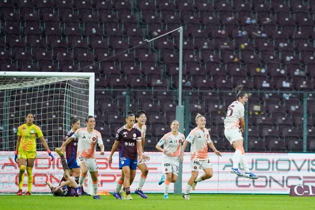 26.09.2024, Geneva, Stade de Geneve, UEFA Women s Champions League: Servette FC Chenois Feminin - AS Roma, Giulia Dragoni (15 Roma) celebrates after scoring a goal Geneva Stade de Geneve Geneva Switzerland Copyright: xJustPictures.ch DanielaxPorcellix