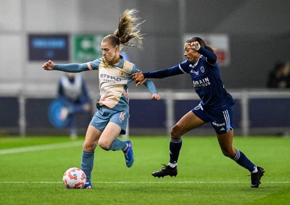 Manchester City Women v Paris FC Women UEFA Womens Champions League Jess Park of Manchester City women and Kessya Bussy of Paris FC women during the UEFA Womens Champions League match at Joie Stadium, Manchester UK Newspapers OUT Copyright: xKarlxVallantinex FIL-20669-0013