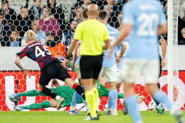 240926 Ross McCausland of Rangers scores the 0-2 goal behind goalkeeper Johan Dahlin of Malmö FF during the UEFA Europa League football match between Malmö FF and Rangers on September 26, 2024 in Malmö. Photo: Petter Arvidson BILDBYRAN kod PA PA0884 fotboll football soccer fotball uefa europa league malmö ff rangers bbeng Copyright: PETTERxARVIDSON BB240926PA108